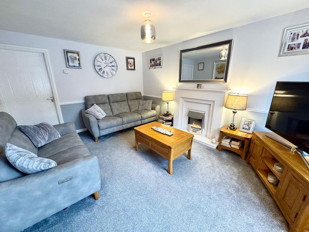 Property photo 2 of 13 Lounge