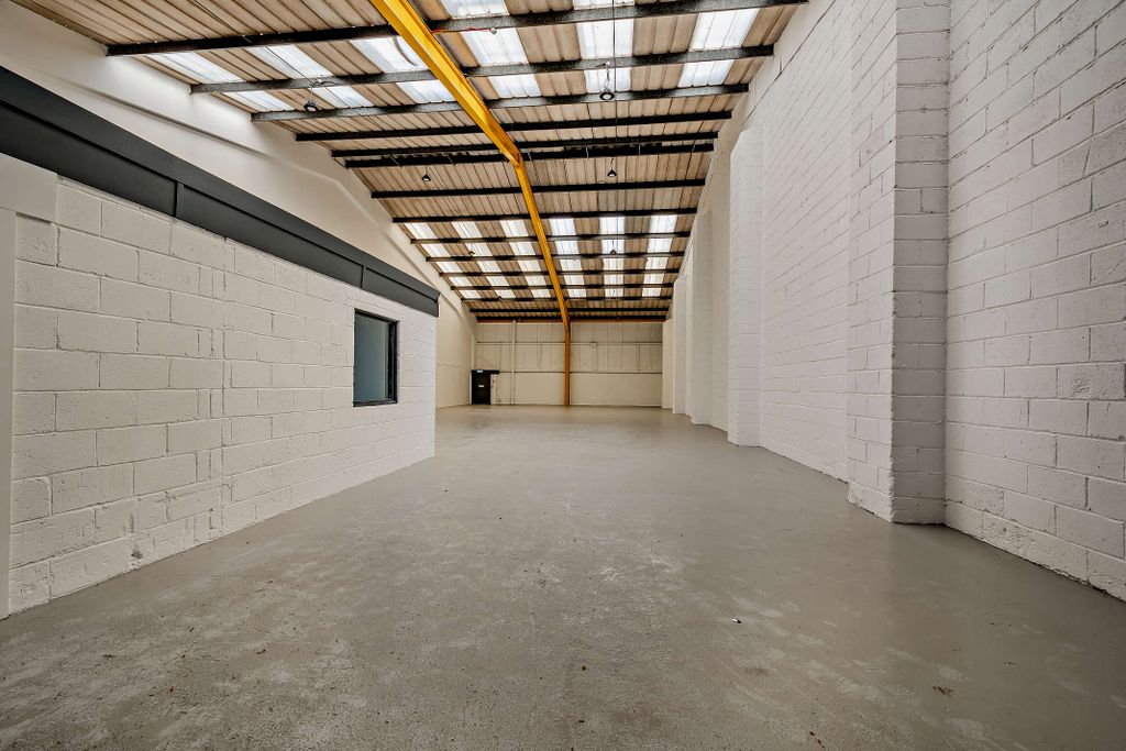 Property photo 3 of 16 8574012-Interior22-800