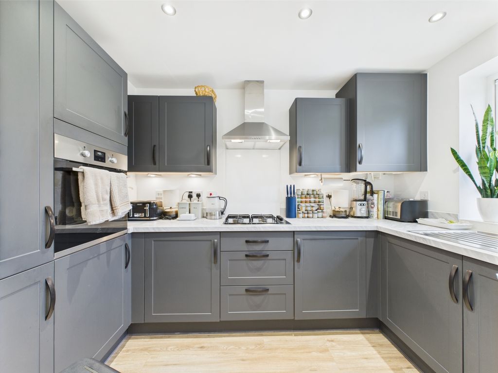 Property photo 3 of 10 Kitchen