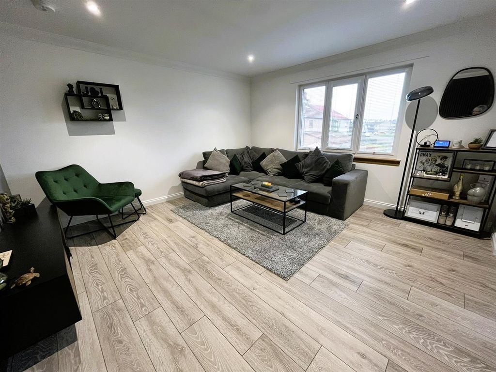 Property photo 2 of 14 Lounge