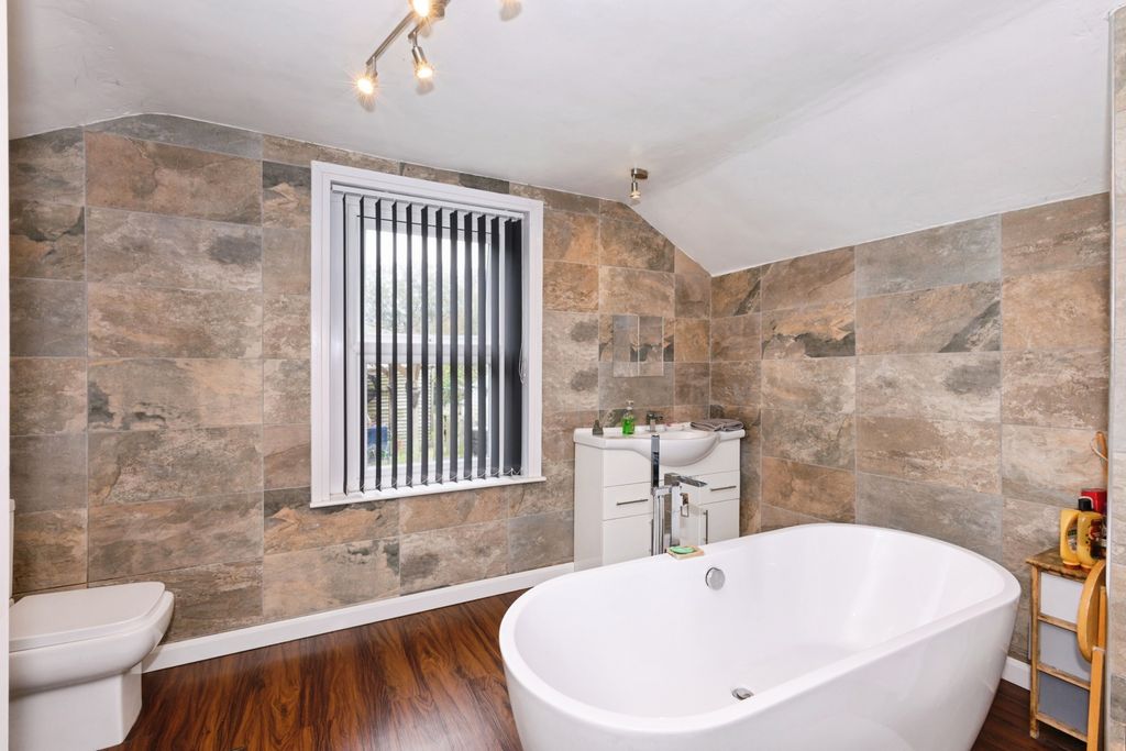 Property photo 2 of 11 Bathroom