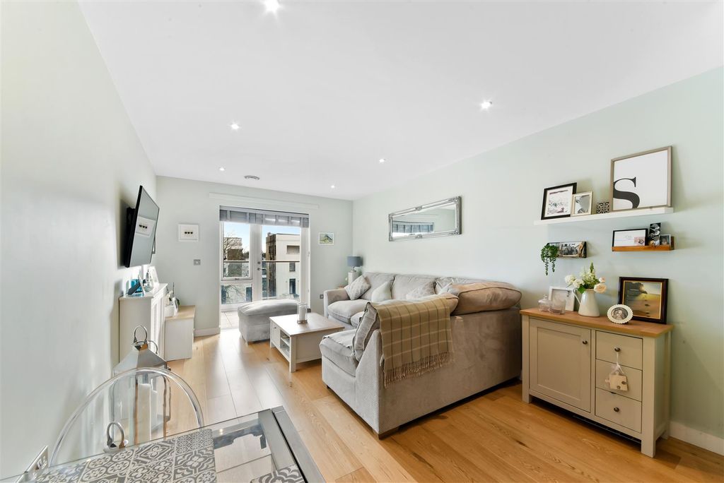 Property photo 3 of 12 Flat 11 275 Camden Road Lounge.Jpg