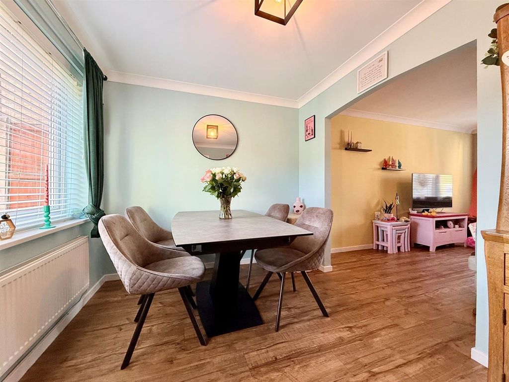 Property photo 3 of 15 Dining Area