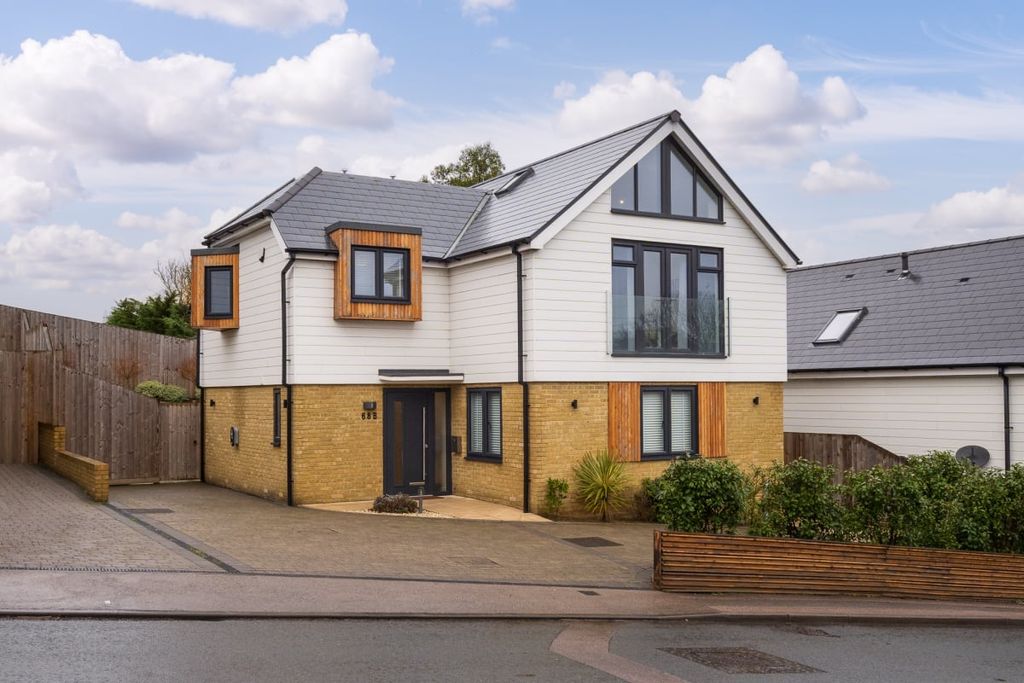 Property photo 2 of 27