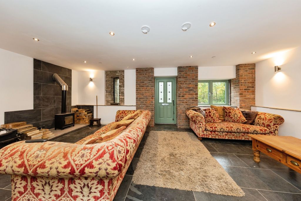 Property photo 3 of 20 Lounge