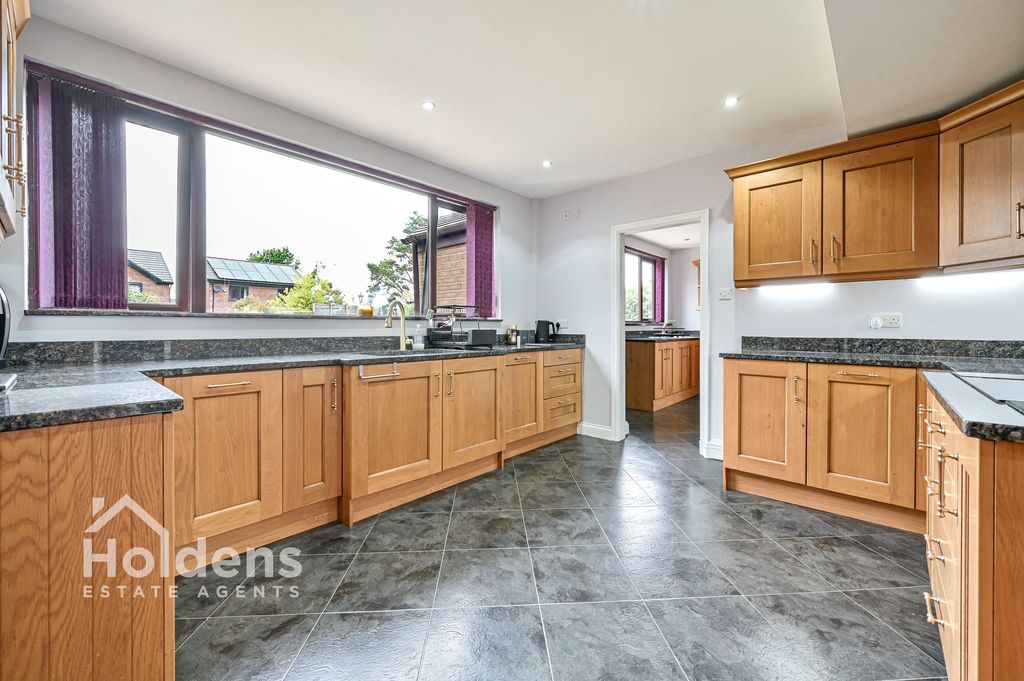 Property photo 2 of 31