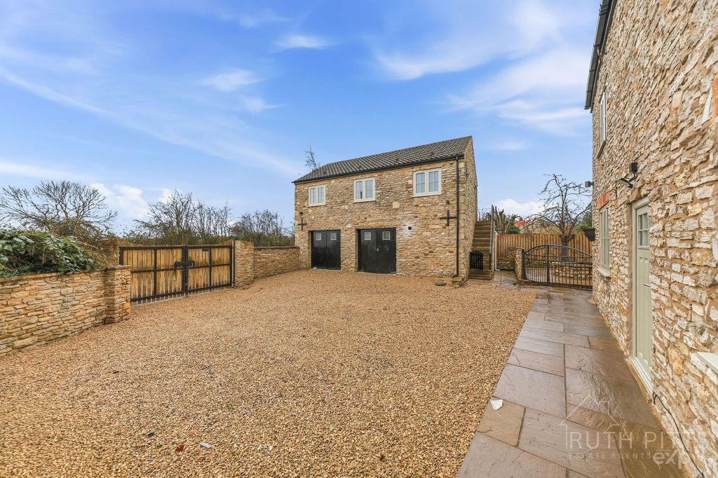 Property photo 3 of 32