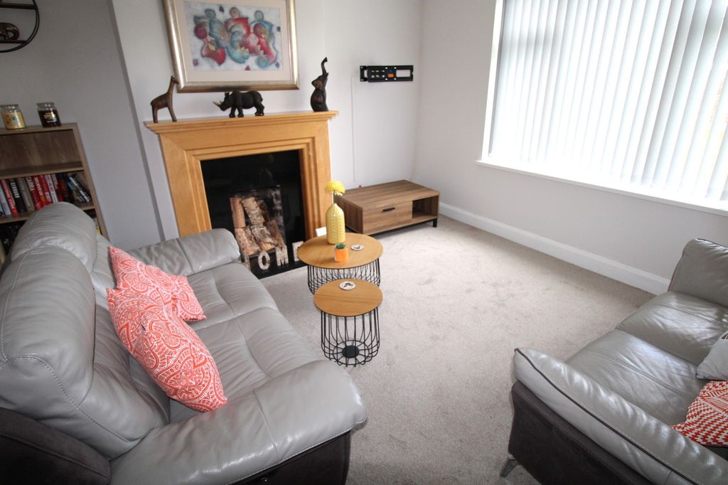 Property photo 3 of 16 Lounge