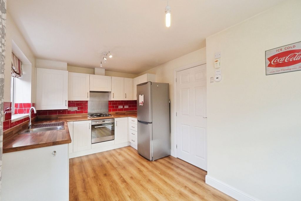 Property photo 2 of 16 Kitchen