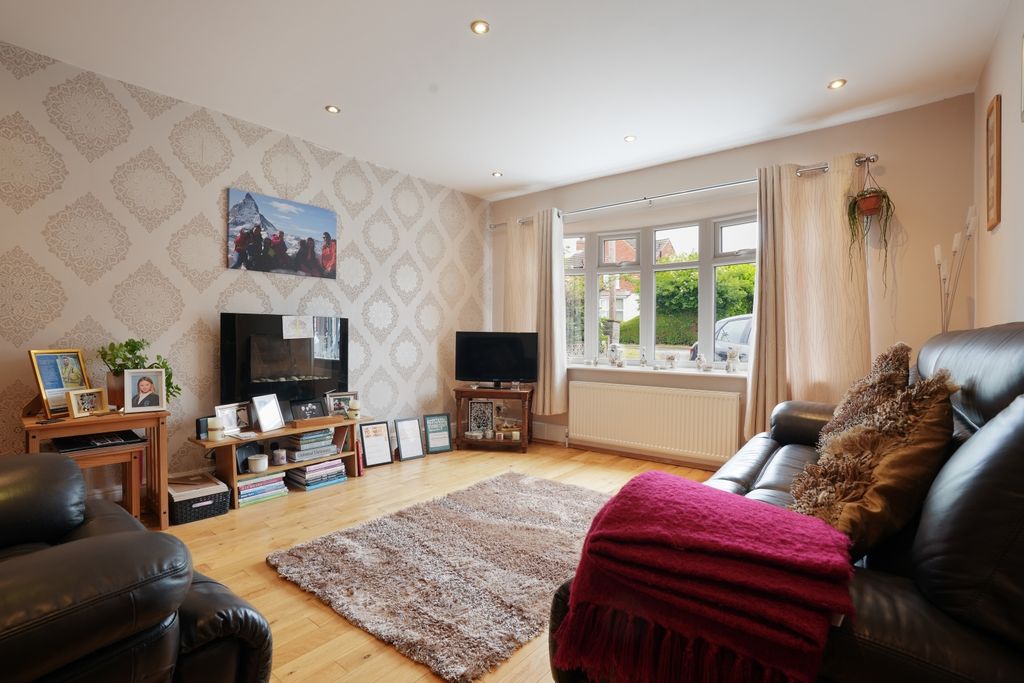 Property photo 3 of 17 Ewemove Estate Agents Scunthorpe - Living Room