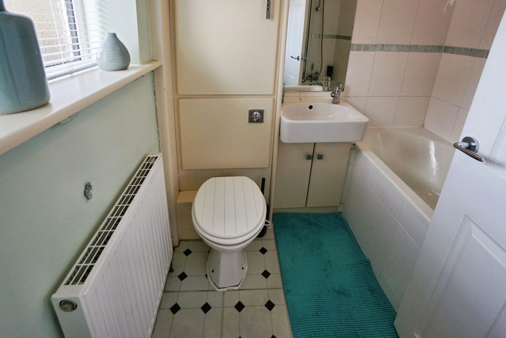 Property photo 3 of 18 Bathroom