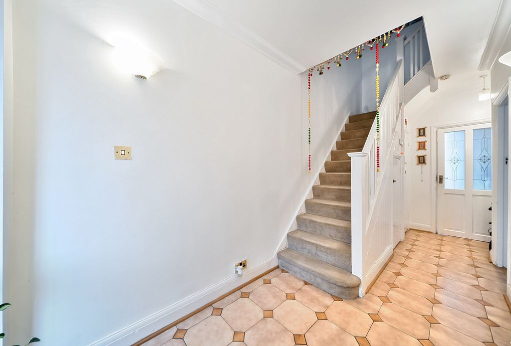 Property photo 3 of 16 Entrance Hall