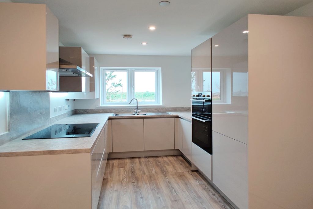 Property photo 2 of 10 Kitchen