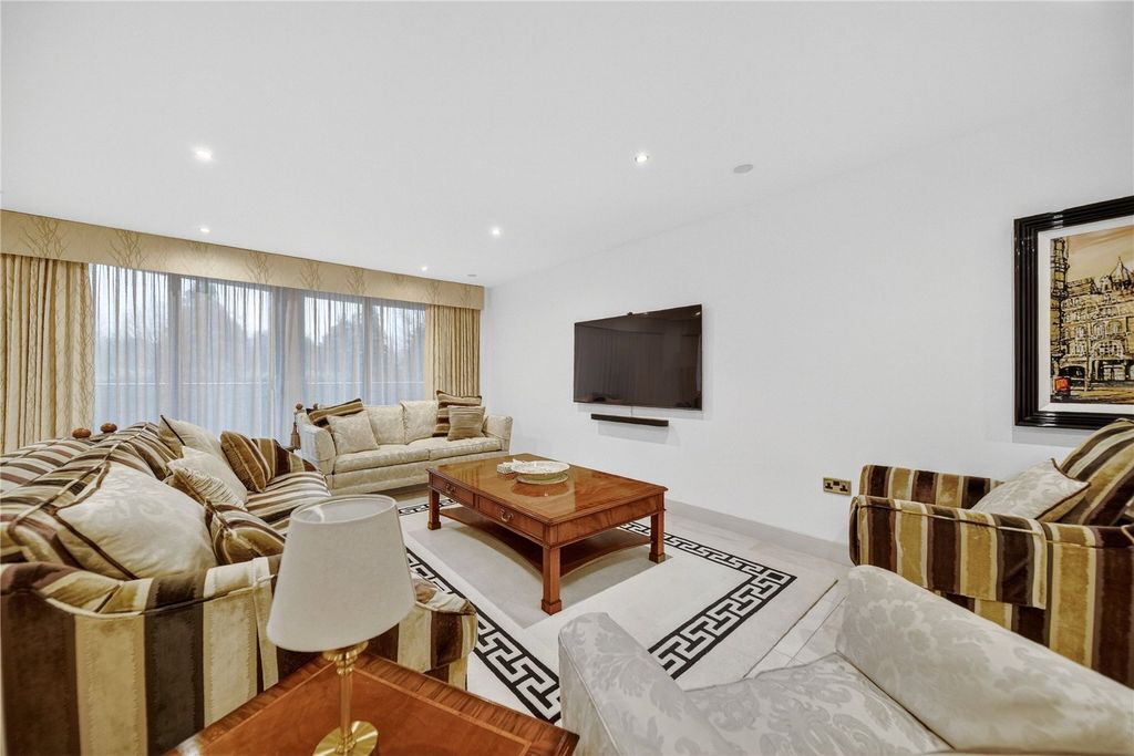 Property photo 3 of 16 Sitting Room