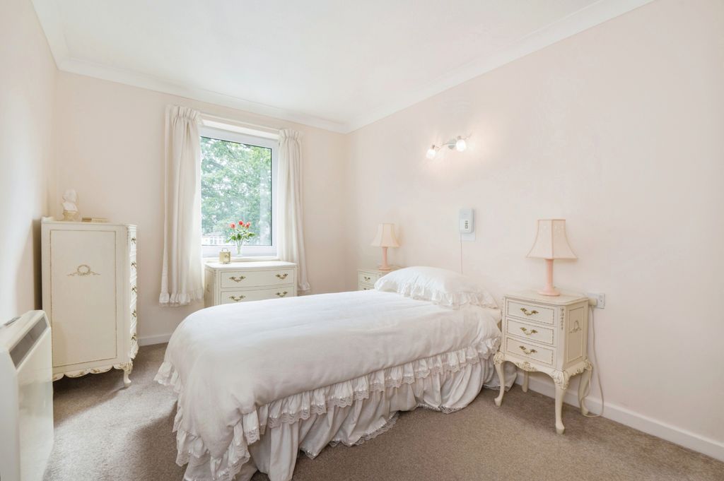 Property photo 3 of 10 Bedroom