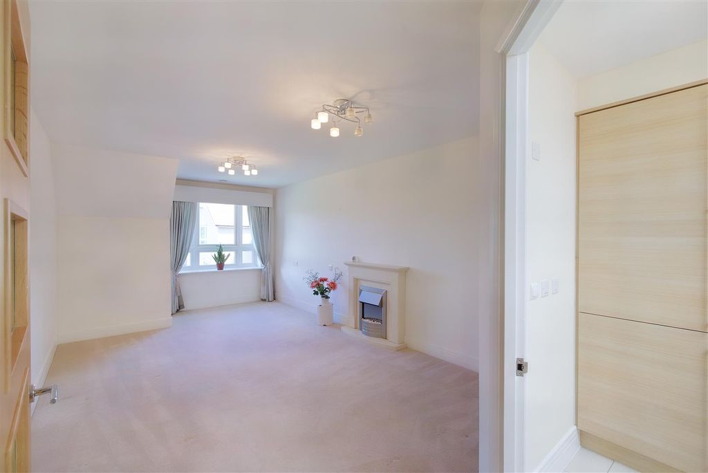 Property photo 3 of 17 8566431-Interior01.Jpg