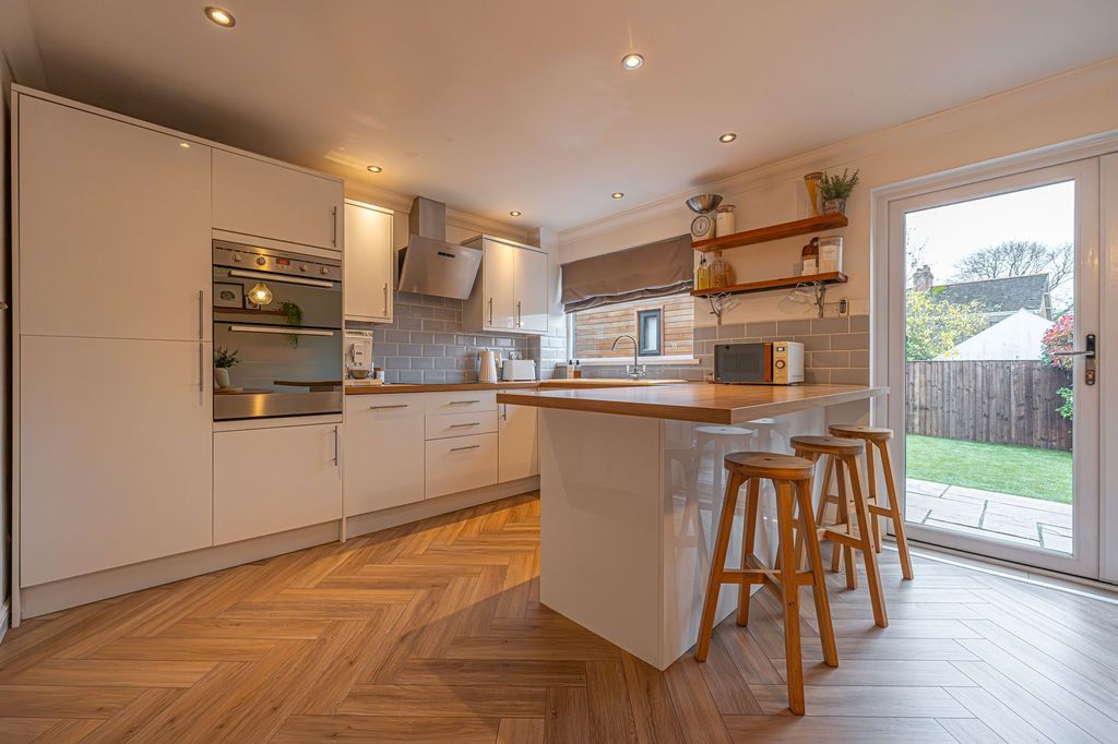 Property photo 3 of 32