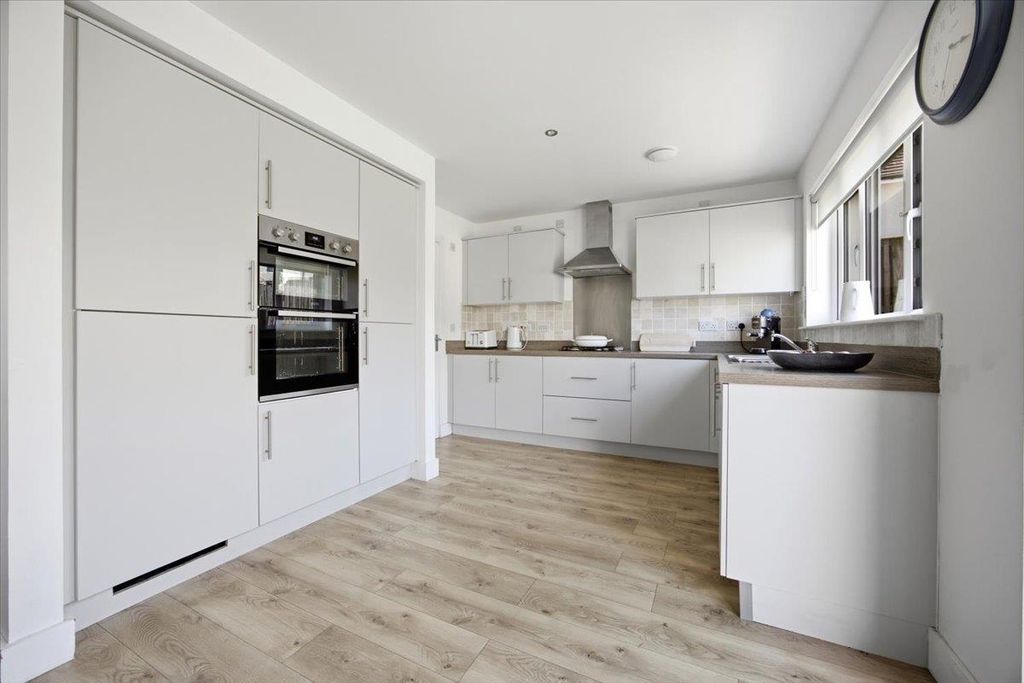 Property photo 3 of 26 10-62_Finart_Crescent_Gartcosh_010.Jpg