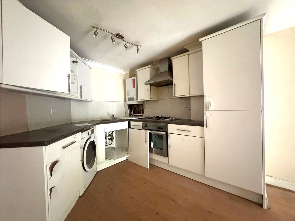 Property photo 3 of 10 Kitchen