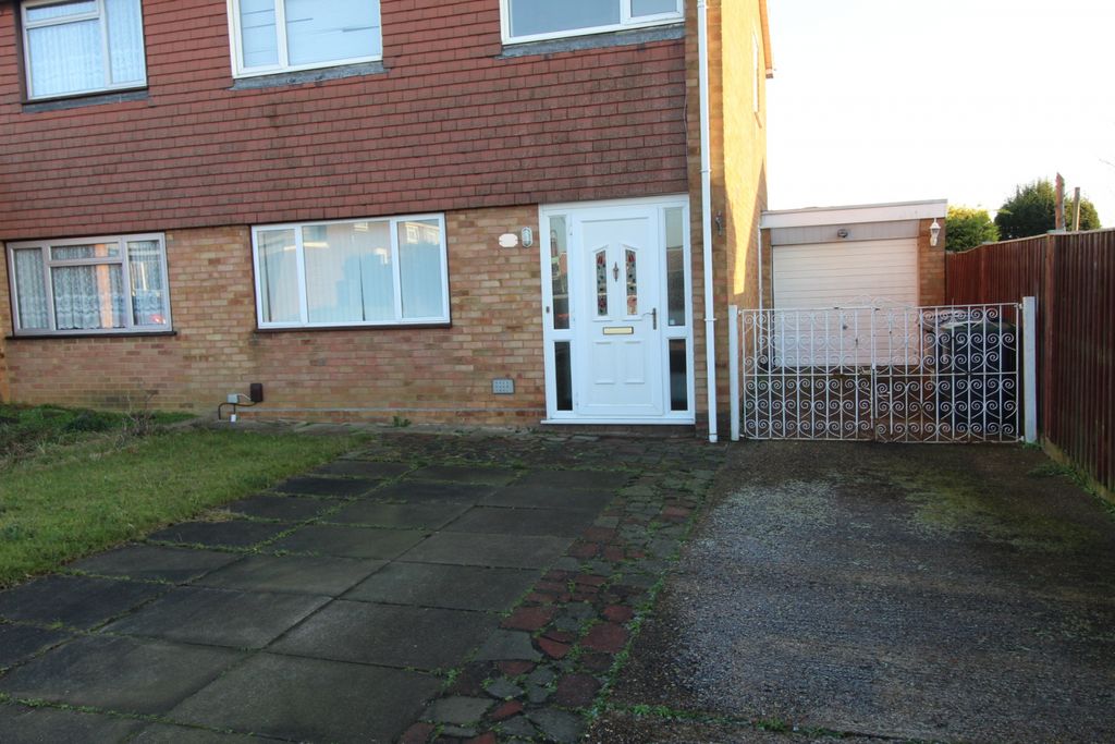 Property photo 1 of 8 3 Bedrooms Semidetached House