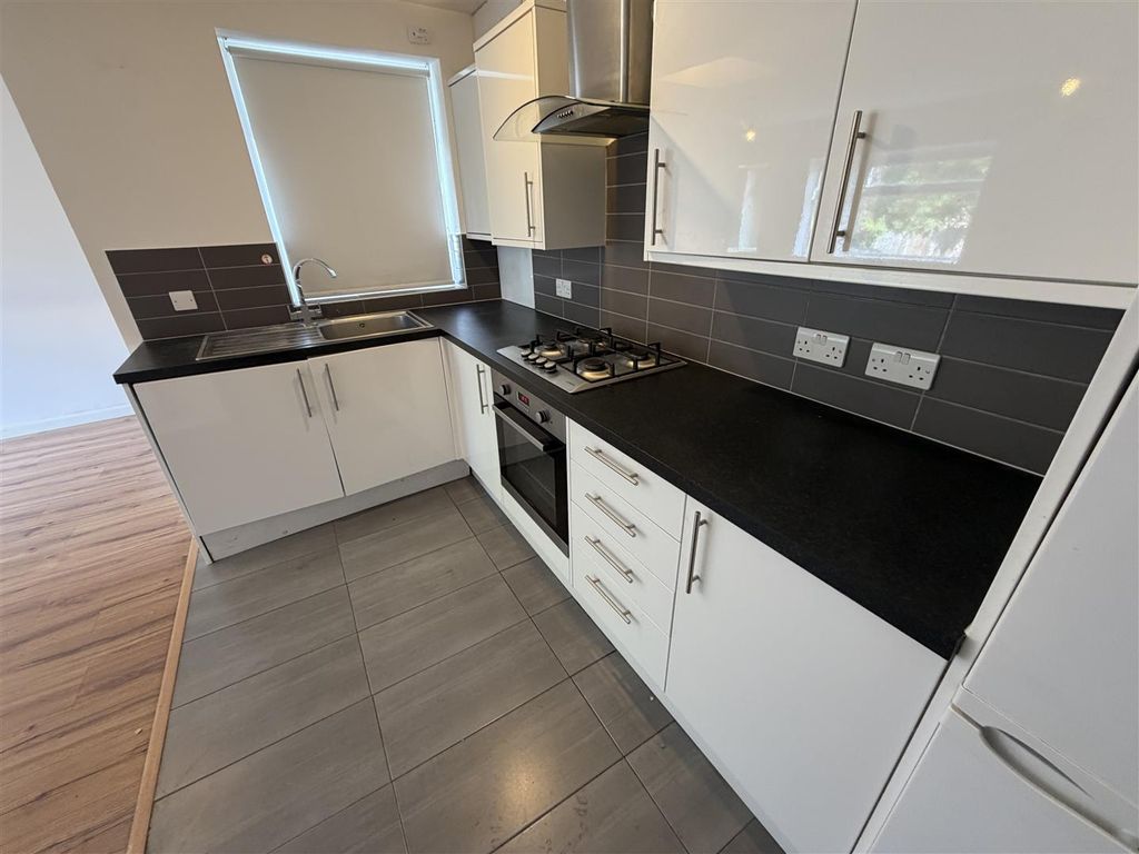 Property photo 2 of 7 Kitchen