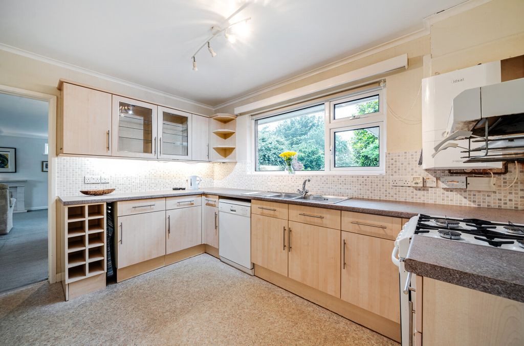Property photo 3 of 31 Kitchen