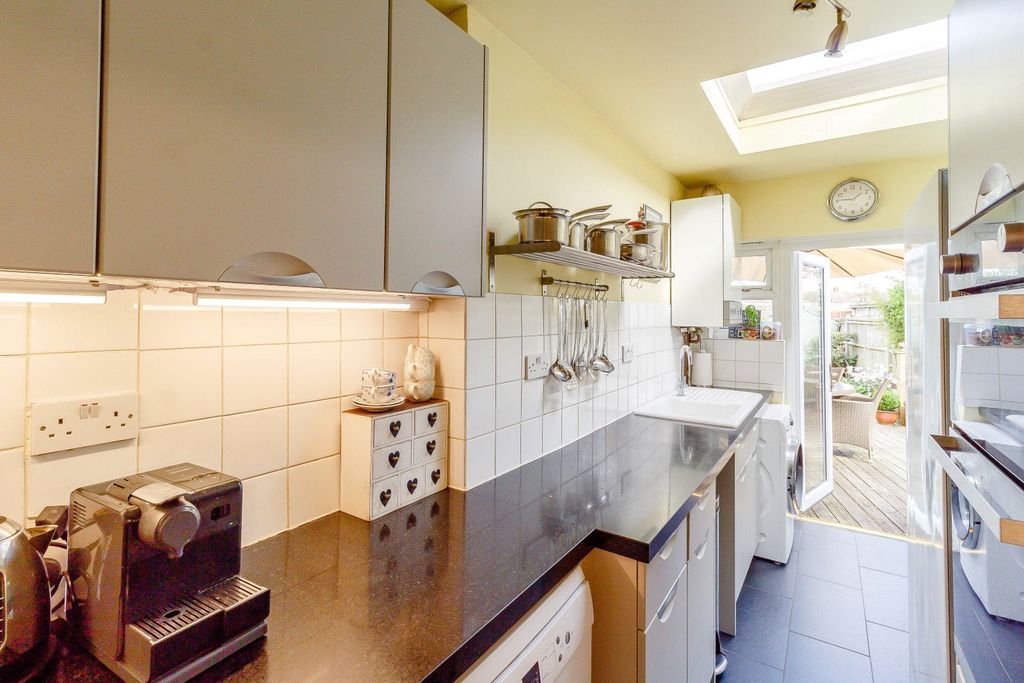 Property photo 3 of 18 Kitchen