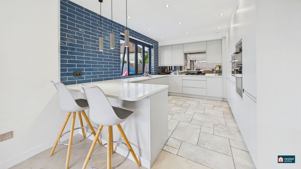 Property photo 2 of 31 Modern Kitchen
