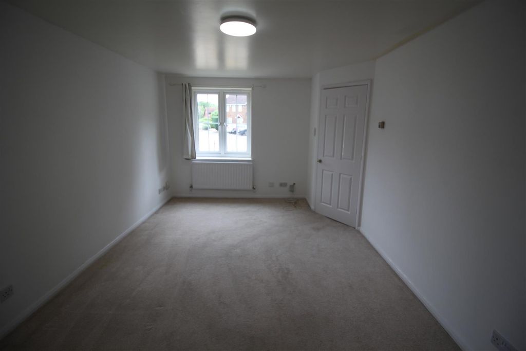 Property photo 3 of 9 Living Room