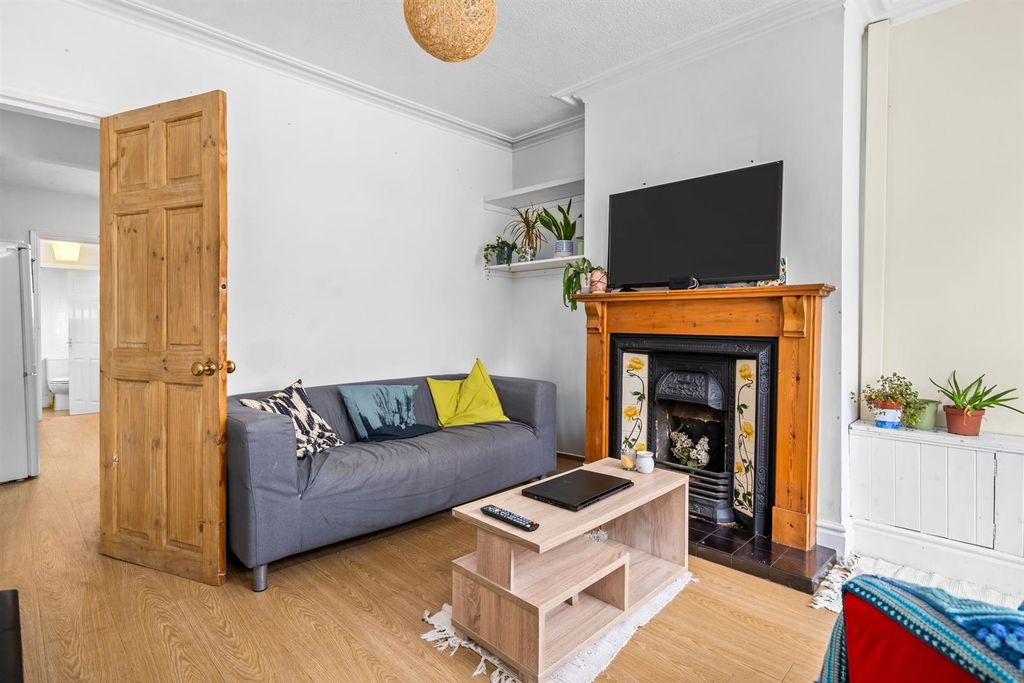 Property photo 2 of 12 15 Cecil Street Nottingham, Ng7 1Gz