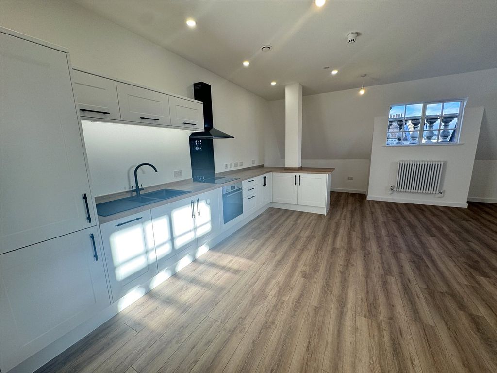 Property photo 2 of 11 Flat 402