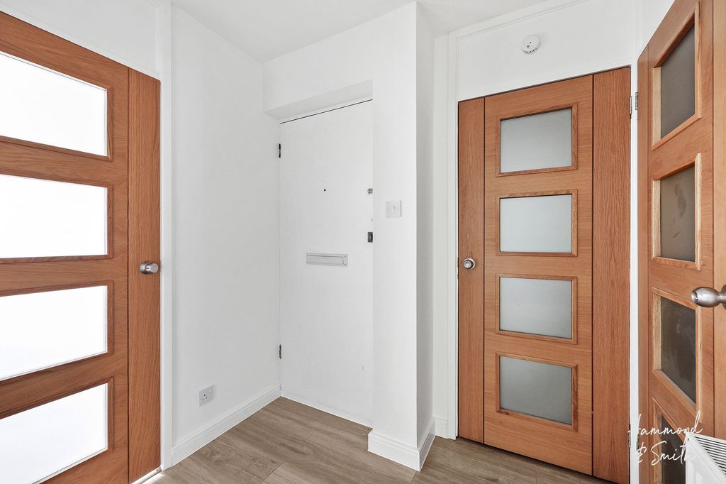 2 bed flat for saleThe Plain, Epping CM16 photo 5
