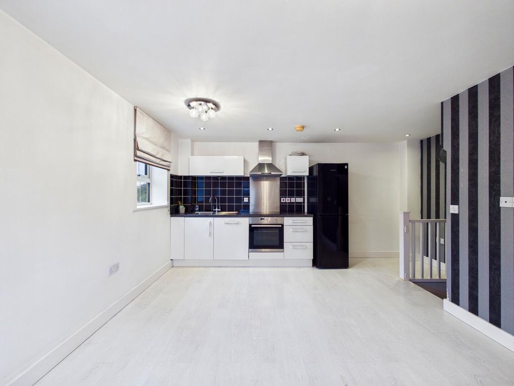 Property photo 3 of 8 Kitchen