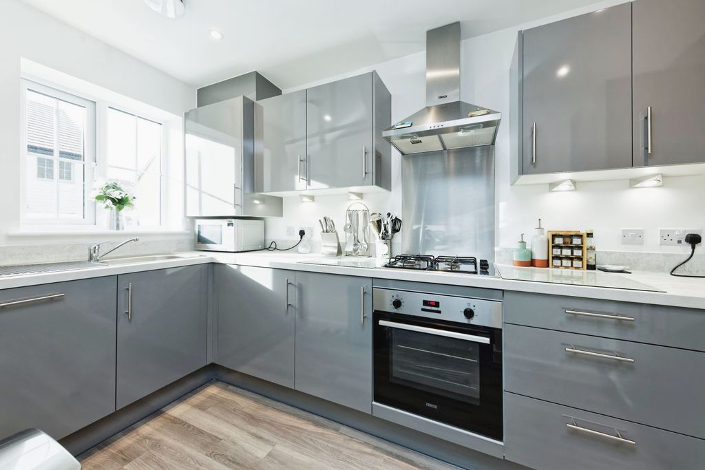 Property photo 3 of 16 Kitchen