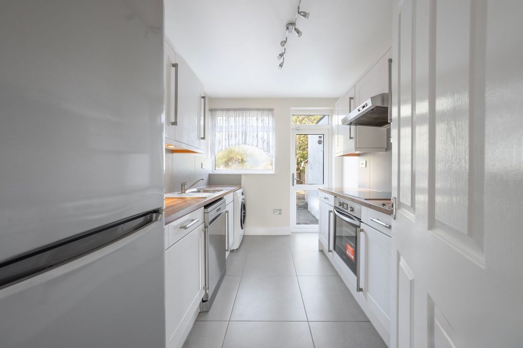 Property photo 3 of 14 Kitchen