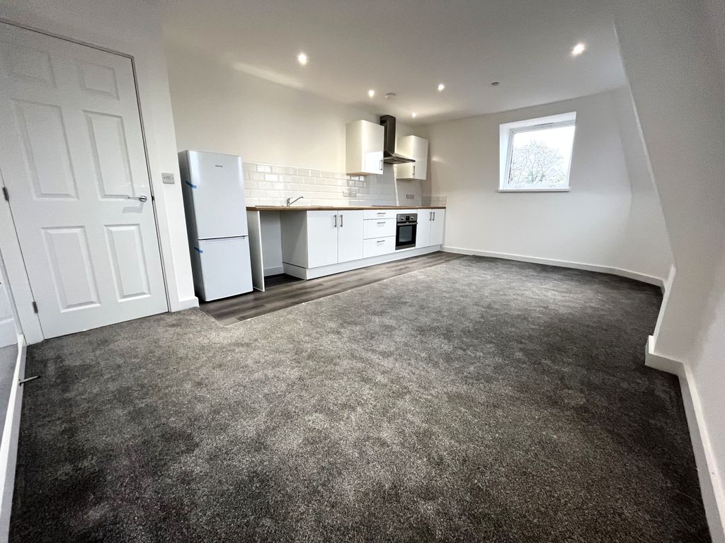 Property photo 2 of 8 Living / Kitchen