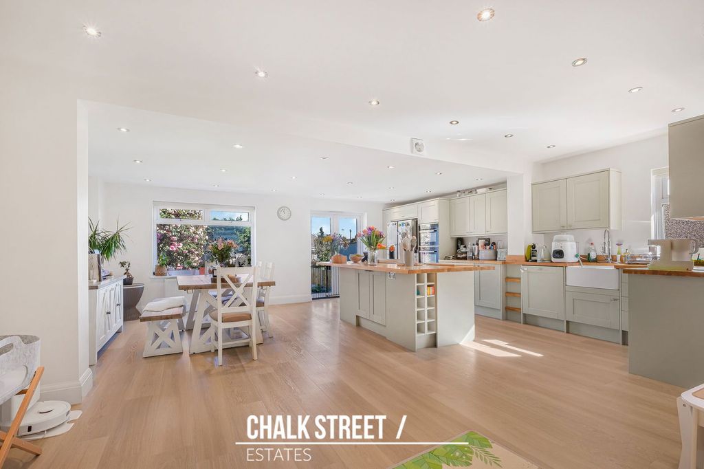 Property photo 2 of 34