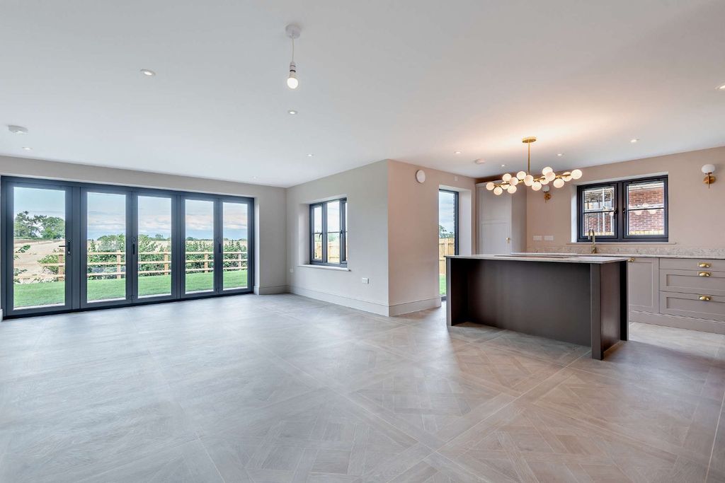 Property photo 2 of 16 Kitchen/Dining Room