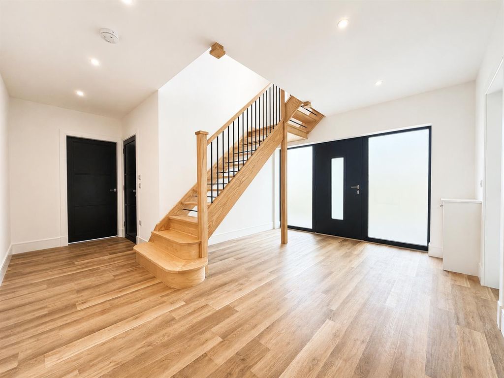 Property photo 3 of 60 Entrance