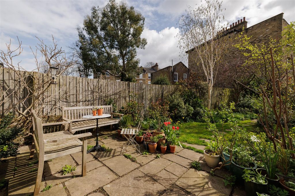 Property photo 2 of 52 Stoke Newington Common, N16