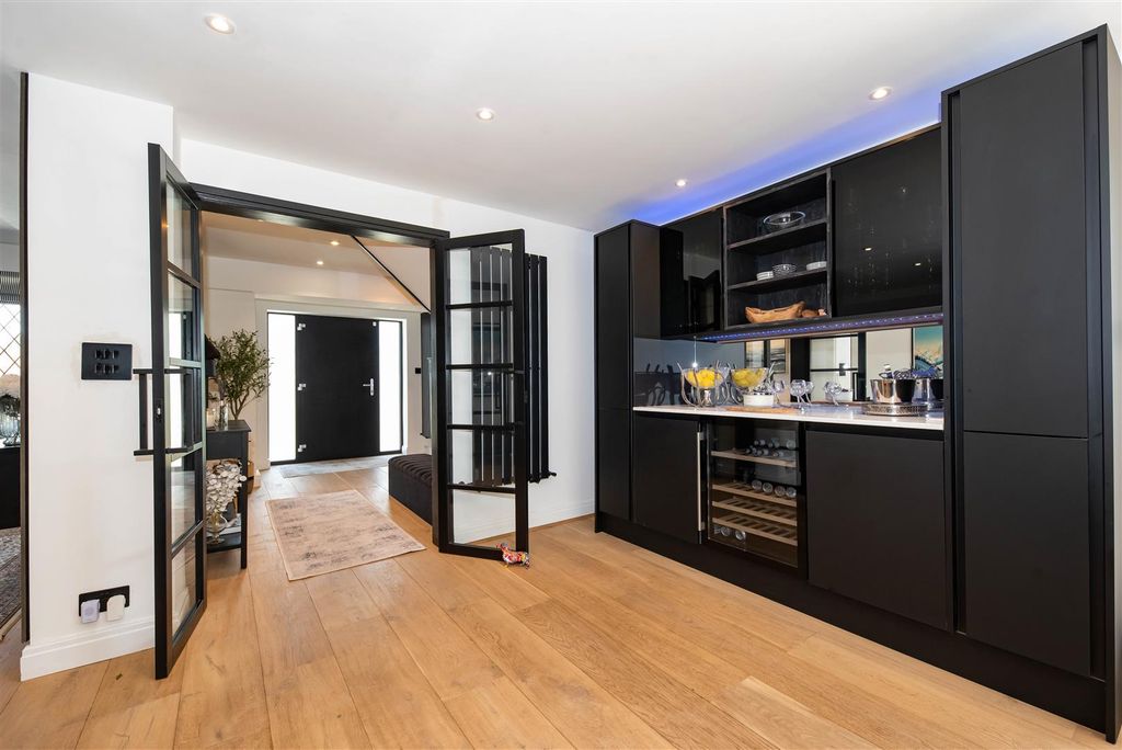 Additional image 13 of 6 bed detached house for saleSorrel Drive, Lightwater GU18