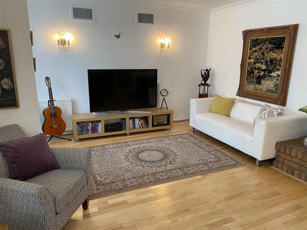 Property photo 3 of 23 Lounge