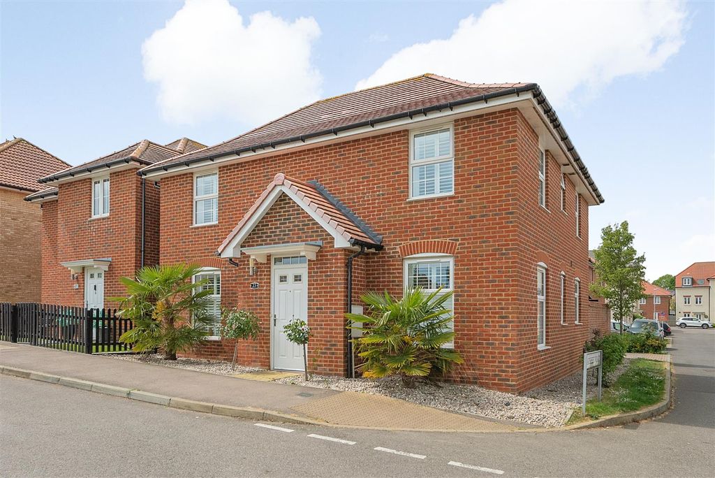 Property photo 1 of 19 Hobnail Path, Aylesham, Canterbury