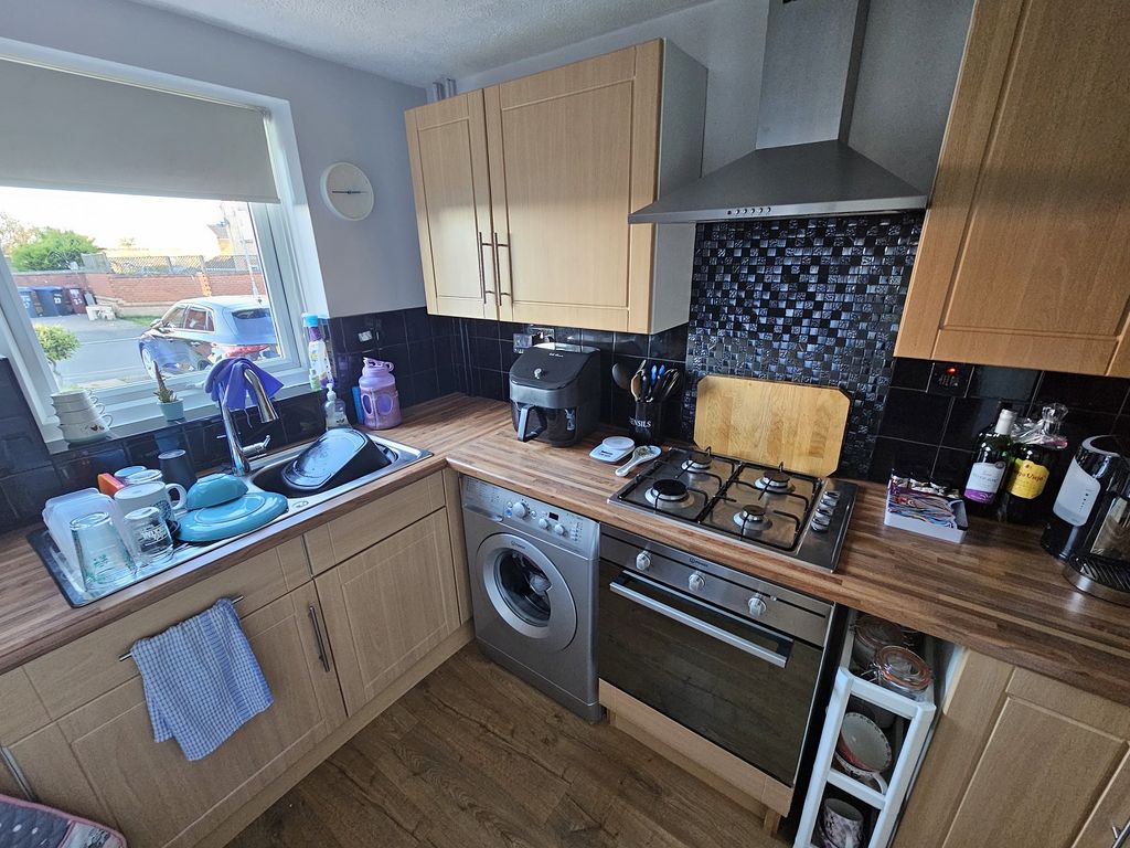 Property photo 3 of 7 Kitchen