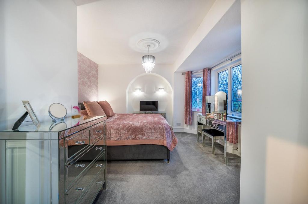 Property photo 3 of 20 Bedroom