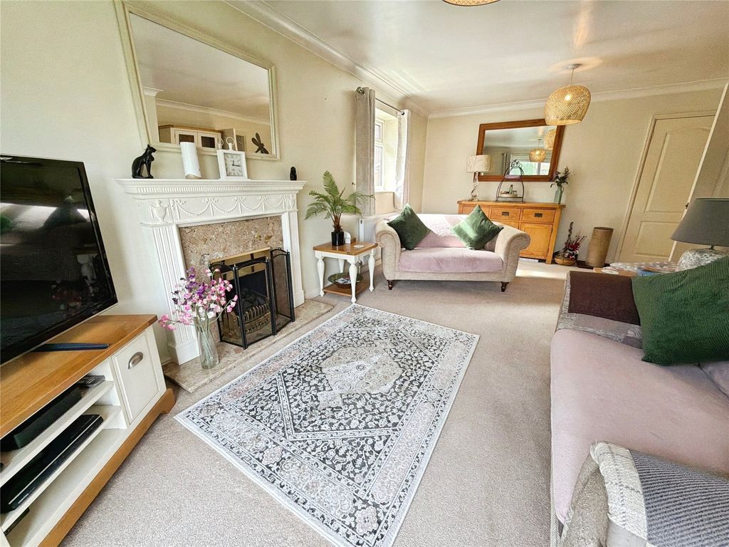 Property photo 3 of 12 Lounge