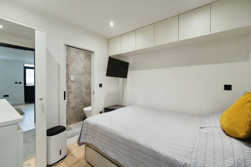Property photo 3 of 10 Pbox-Img.Jpg