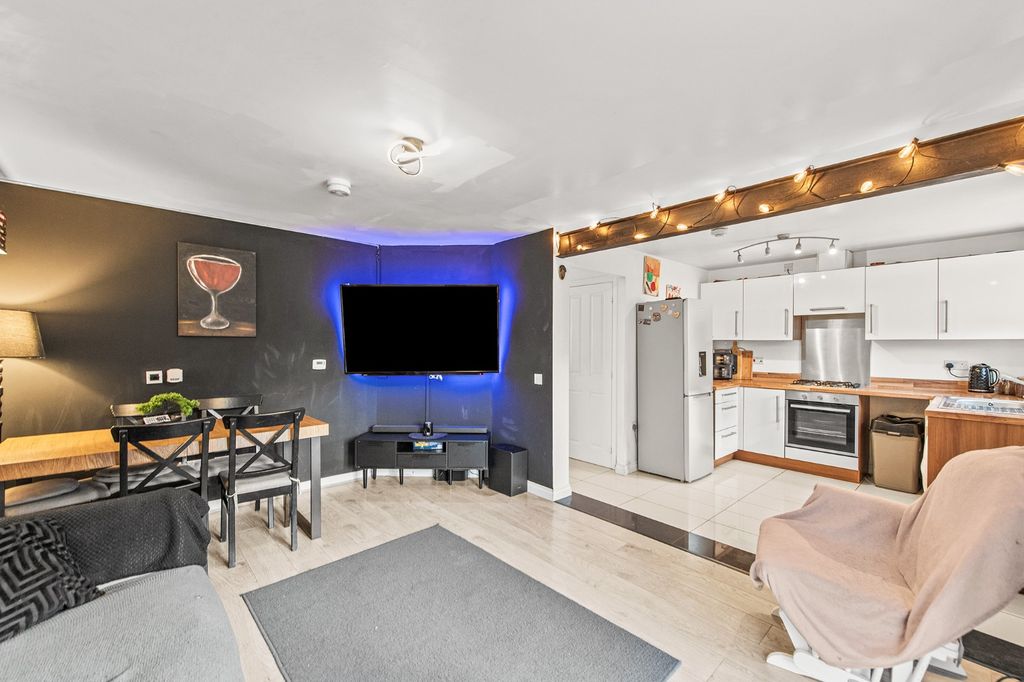 Property photo 2 of 29 4574803