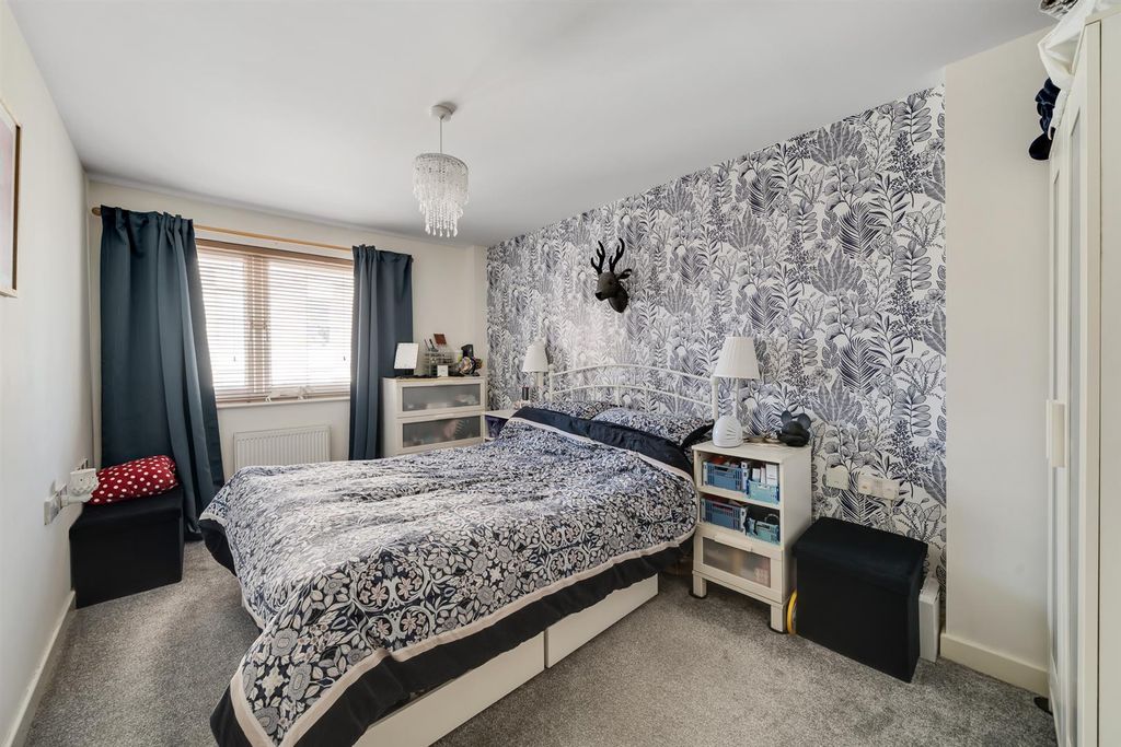 Property photo 2 of 8 Bedroom