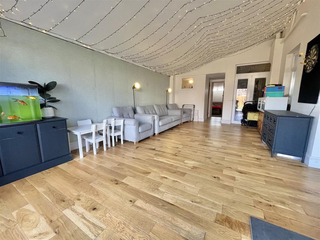 Property photo 3 of 25 Lounge